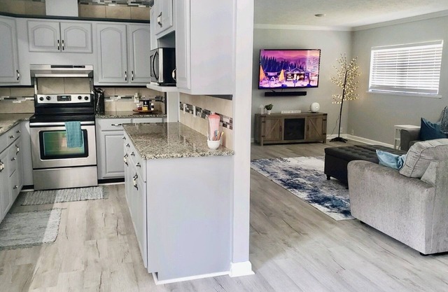 Country Sunshine ~ Updated House w/Private Pool