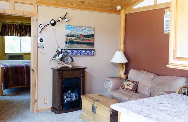 Couple's Cozy Cottage, Hiker & Skier Paradise