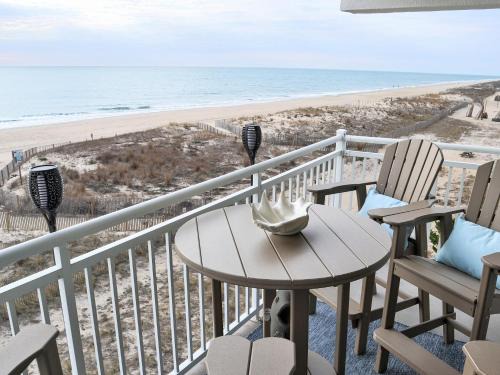 Couple's Getaway! Oceanfront Oasis - Corner Balcony, Beach Views, Full Kitchen, Steps to the Sand