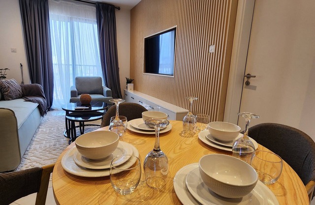 Cozy 1 BDR Condo w/Resort Style Amenties,Rooftop Pool, Gym, Wifi & Accra Views