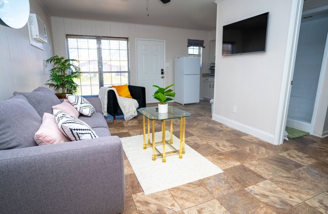Cozy 1 bedroom 1 bath, large backyard