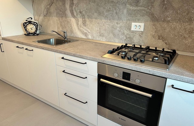 Cozy 1-bedroom apartment in enchanting București with WiFi, AC