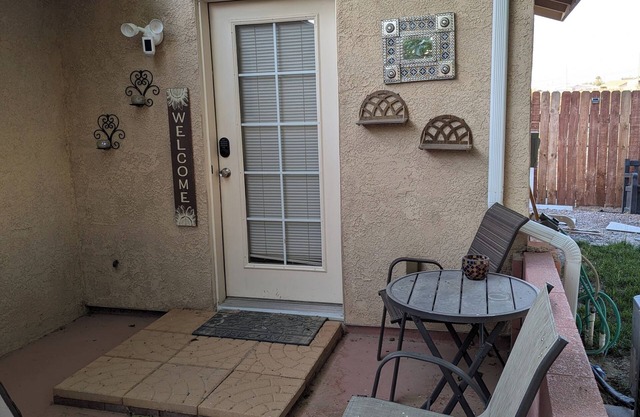 Cozy 1-bedroom apartment, WiFi, AC, Views! Wildlife! In charming Pahrump
