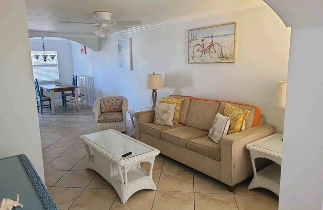 Cozy 1-bedroom condo with AC, WiFi in lovely Indian Shores