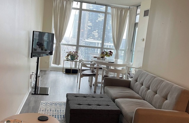 Cozy 1-bedroom condo with AC, WiFi in cool Toronto