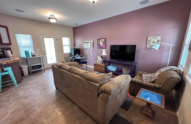 Cozy 1 bedroom country house in adorable Clint with WiFi, AC sleeps two