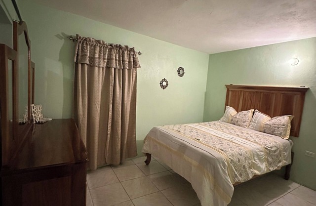 Cozy 1-bedroom in Kingston with AC, Hot Water, WiFi, Full Kitchen and Parking