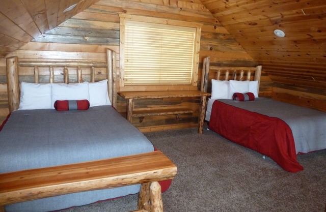 Cozy 1-Bedroom Loft Cabin in enchanting Alpine with WiFi, AC