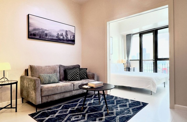 Cozy 1BR Deluxe with Balcony near Greenbelt Mall