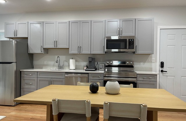 Cozy 2 bd 1.5 bath less than a mile from Encore