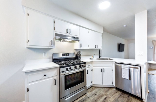 Cozy 2 BD South Austin Stay, 8 min to South Congress Restaurants