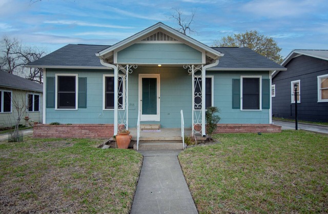 Cozy 2 Bdrm/1 Bath/Pet Friendly Home Close To Downtown.