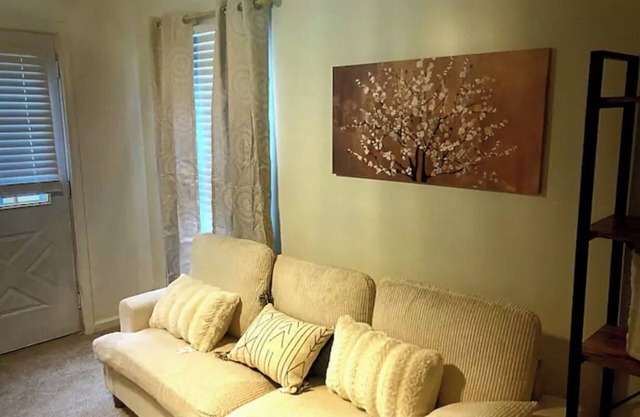 Cozy 2 Bed 1 Bath Near Downtown & Beaches