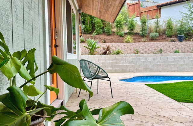 Cozy 2 bed/2 bath home near DTLA with a pool/spa and a big yard