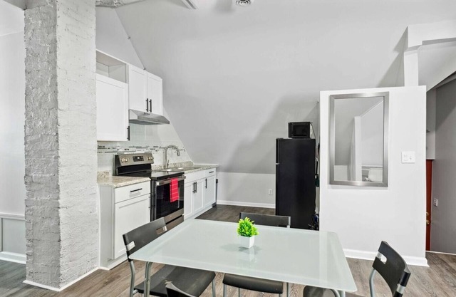 Cozy 2-Bed Urban Retreat in Downtown Detroit, Private