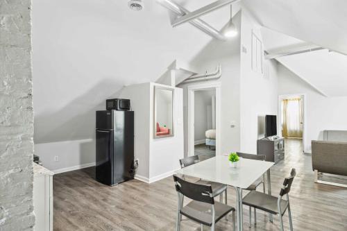 Cozy 2-Bed Urban Retreat in Downtown Detroit Private