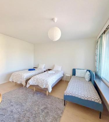 Cozy 2-Bedroom Apartment- 300m to Metro & Shops