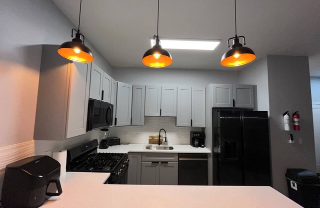 Cozy 2-bedroom apartment in charming Newark with WiFi & AC