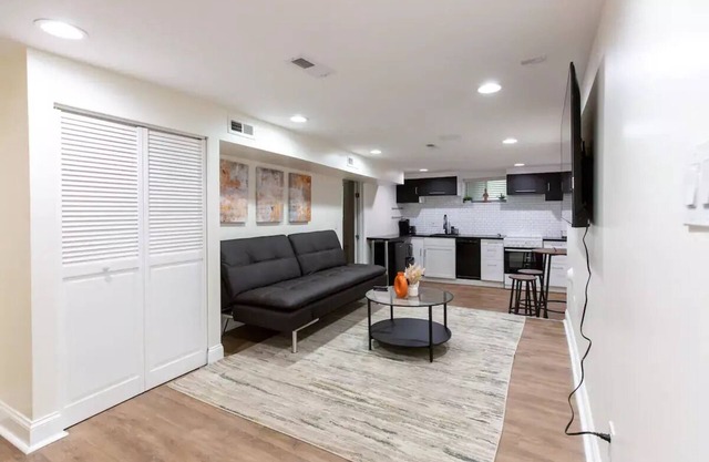 Cozy 2 bedroom at the heart of DC FREE Parking