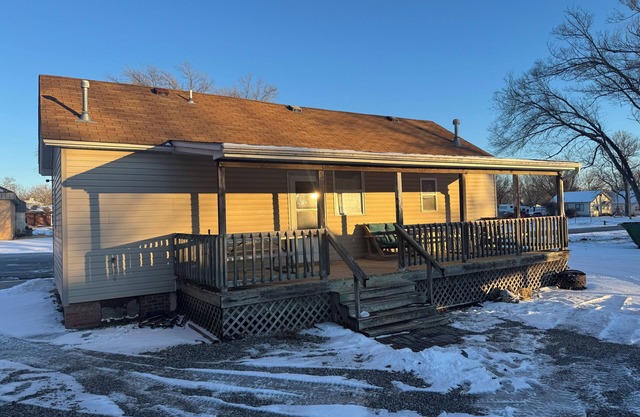 Cozy 2-bedroom cabin with Small Town Charm and Convenience