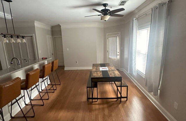 Cozy 2-bedroom condo in amazing Athens with WiFi, AC close to Campus & 5 points