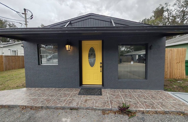 cozy 2-bedroom house with WiFi, AC in welcoming Tampa