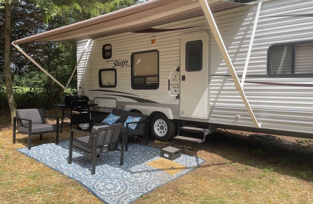 Cozy 2-bedroom RV in a quiet country setting- within 10 minutes from town!