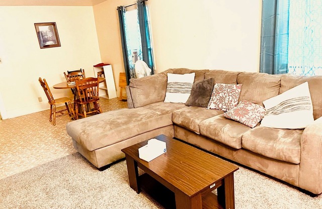 Cozy 2 Bedroom South of South Bend