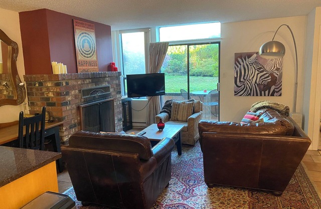 Cozy 2-Bedroom Suite in the Heart of Kits