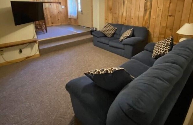 Cozy 2 bedroom suite with living room. Close to hiking trails, ski resorts and family parks!