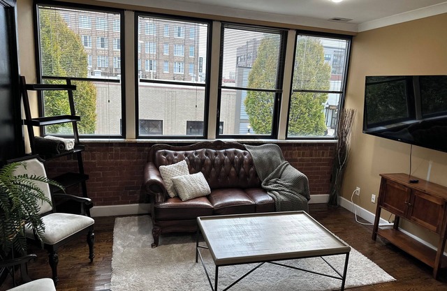 Cozy 2-Bedroom Suite w/King Bed