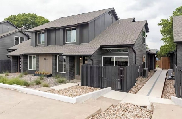 Cozy 2-bedroom townhome in cool Austin with WiFi, AC
