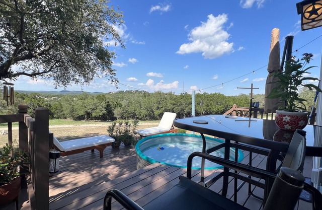 Cozy 2 BR cottage w/heated pool and gorgeous views and breakfast service incl...