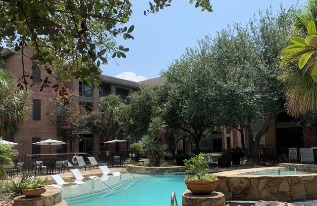 Cozy 2 King Bed/ 2 Bath w/ Lake Access! Downtown 20 Mins Away! Stores Nearby!