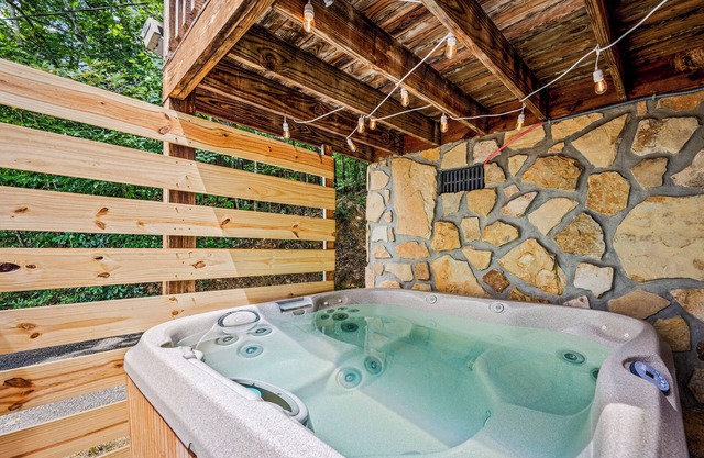 COZY 2BD Cabin in the Woods +Fireplace/HOT TUB