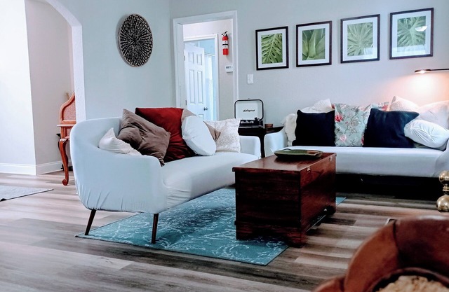 Cozy 2BR/1BA near Beaches, Downtown, and Jacksonville Zoo (discounts available)