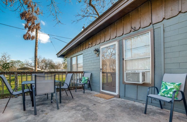 Cozy 2br cabin on the river | WiFi | Sleeps 6