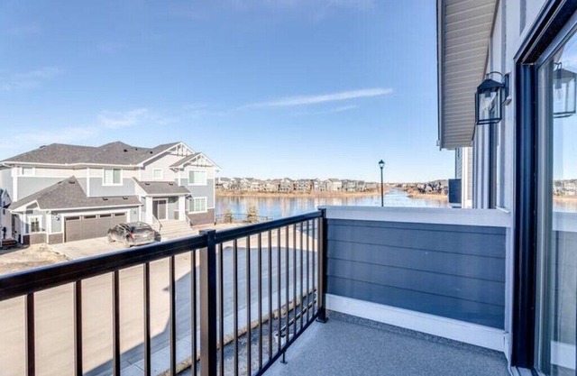 Cozy 2BR Carriage House with Waterfront Views