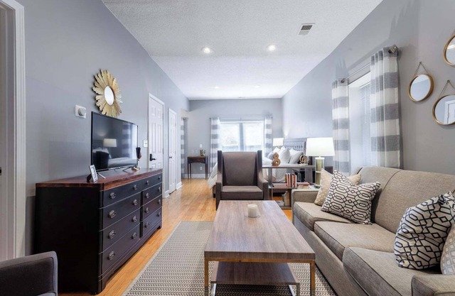 Cozy 2nd Floor unit Near Plaza and Westport | 08