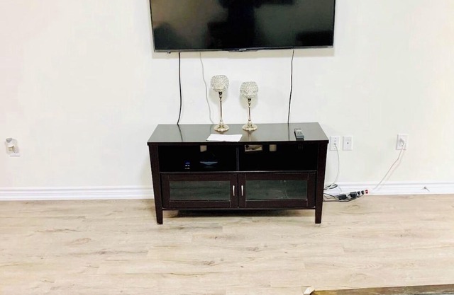 Cozy 3 Bed and 3 Bath family house(Entire House).