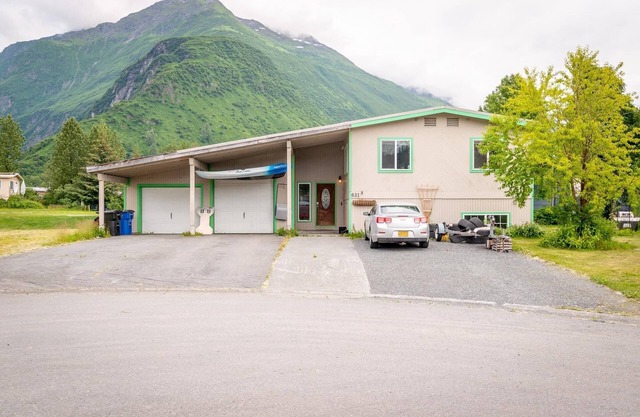 Cozy 3-bedroom apartment in the heart of Valdez with WiFi