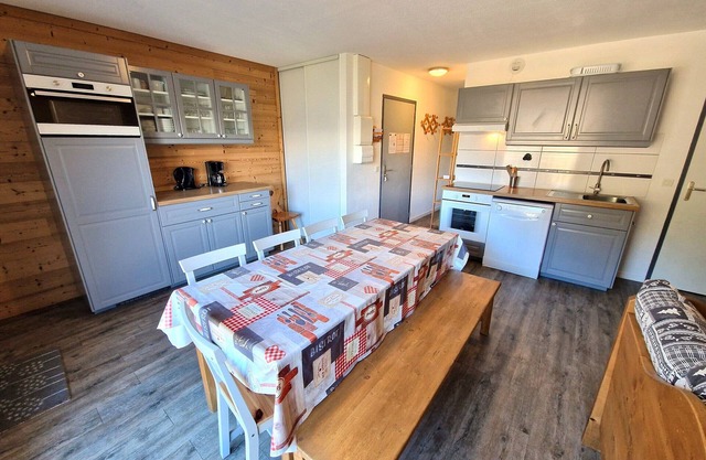 Cozy 3-Bedroom + Cabin for 8-10 in the Heart of the Resort, 55m², Near Slopes - Modane, France