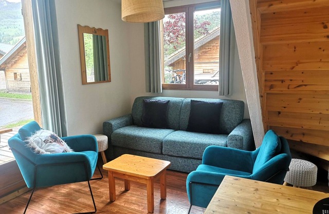 Cozy 3-Bedroom Duplex Chalet for 6 with Pool Access at Le Hameau du Puy, Superdevoluy