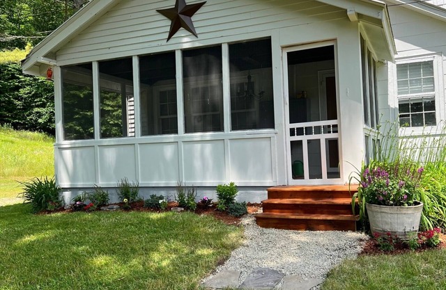 Cozy 3 bedroom house on 16 quiet acres, Mtn views, Close to Manchester
