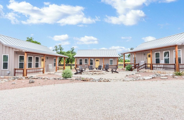 Cozy 3-Cottage Group w/Firepit & Pickleball