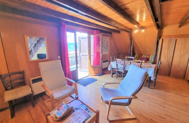 Cozy 3-Bedroom Chalet with South-Facing Balcony, Pets Welcome, Sleeps 6