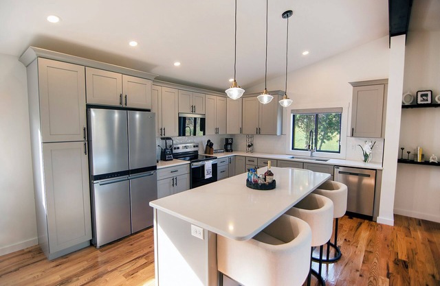 Cozy 3Bds 2Bths house w Fireplace 20 min to AVL