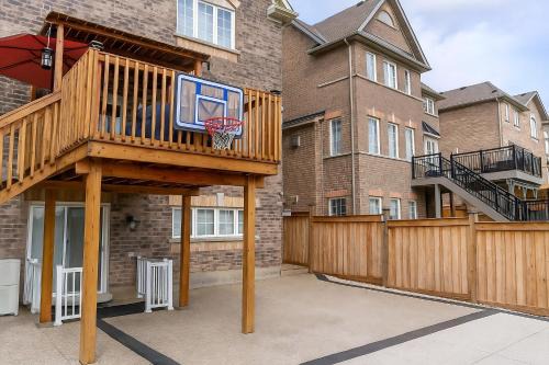 Cozy 3BR Caledon Basement Suite with Private Access, Backyard Basketball Court, Full Kitchen, WiFi, Laundry, 5 Mins to Brampton, Family Friendly, Near Trails & Parks!