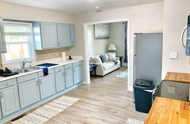 Cozy 3BR Retreat Pet-Friendly Fenced Yard Parking