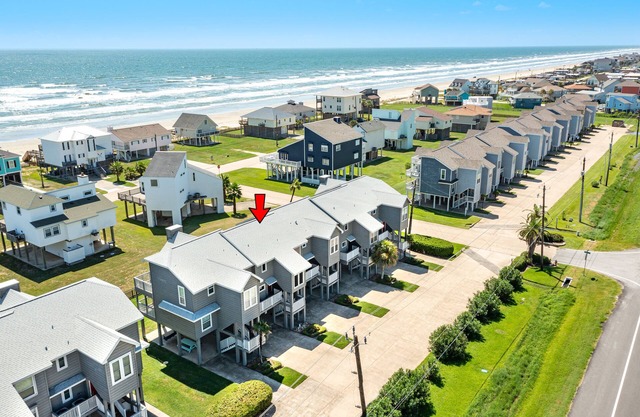 Cozy 3rd Row Townhome w/Gulf Views from 2 Decks, Close to Beach